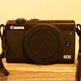 キヤノンCanon EOS M100 ボディ ブラック