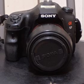 SONY α57 デジタル一眼レフカメラ SIGMAレンズ付き