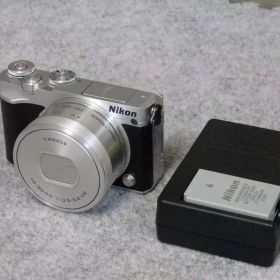 【中古】 ニコン Nikon ミラーレス一眼 Nikon1 J5 標準パワーズームレンズキット シルバー J5HPLKSL 当店保証30日間 人気 ミラーレス一眼 ミラーレス デジタルカメラ 中古